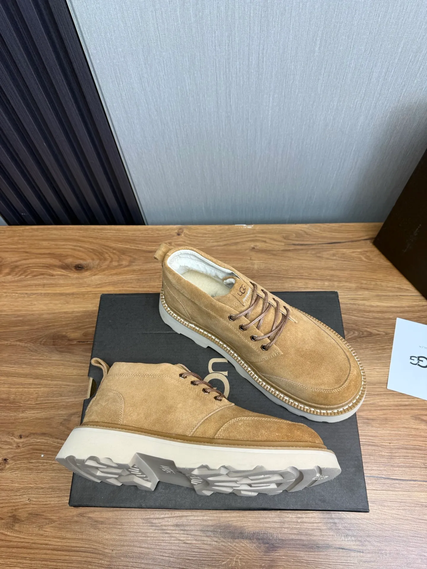 Men's shoes 💰620💰 New UGG fur integrated men's simple and fashionable snow boots. The most worth buying at the end of this year are warm casual shoes. Whether you are out and about at home, their comfortable and warm performance will be your most suitable fashion companion! The material is cowhide upper and imported wool is used inside. Warm and comfortable! The eva+ rubber patch outsole is cushioned, non-slip and wear-resistant, and has good elasticity. It is light and wear-resistant, comfortable and soft, and the new simple cut is more fashionable. It has both practicality and fashion sense, so you no longer have to worry about how to match it in winter, while still maintaining your fashionable taste. High-quality genuine wool. Look at the details for the material! Size: 39-40-41-42-43-44-44 sneaker size